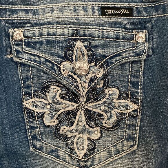 Miss Me- Low rise medium Wash Carpi pants- Size 29 - Picture 6 of 9